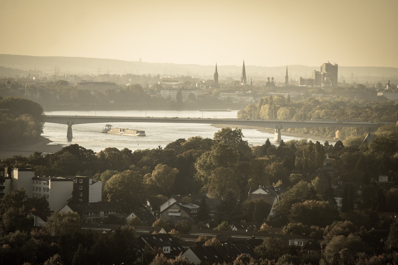 Blick auf Ruhein in Bonn und die angrenzenden Stadtteile im Sonnenuntergang