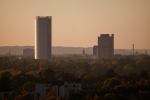 Sonnenuntergang über Bonn mit Blick auf Post Tower und Langer Eugen